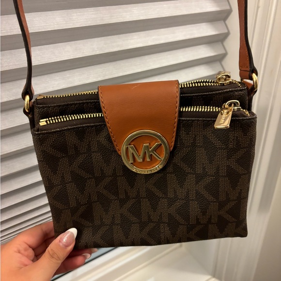 Michael kors over the shoulder purse - Picture 1 of 2